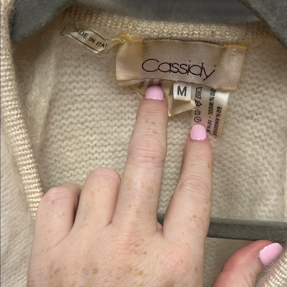 Elegant Cream Women's Cardigan - Picture 2 of 3